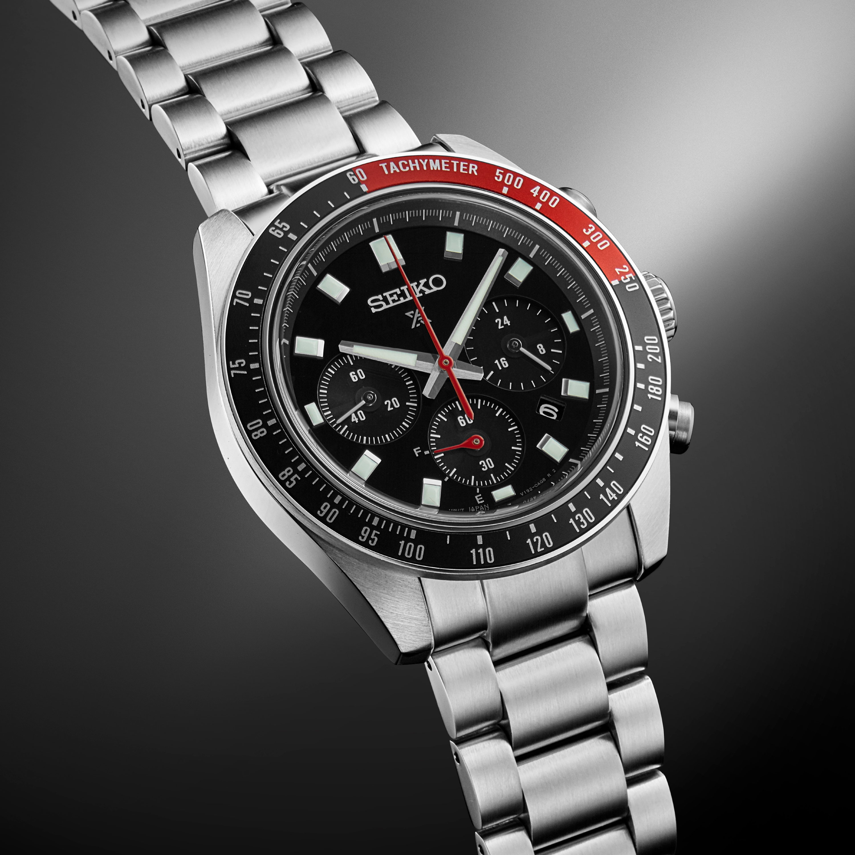 De aluminium bezels met tachymeter aanduidingen zijn uitgevoerd in twee kleuren.