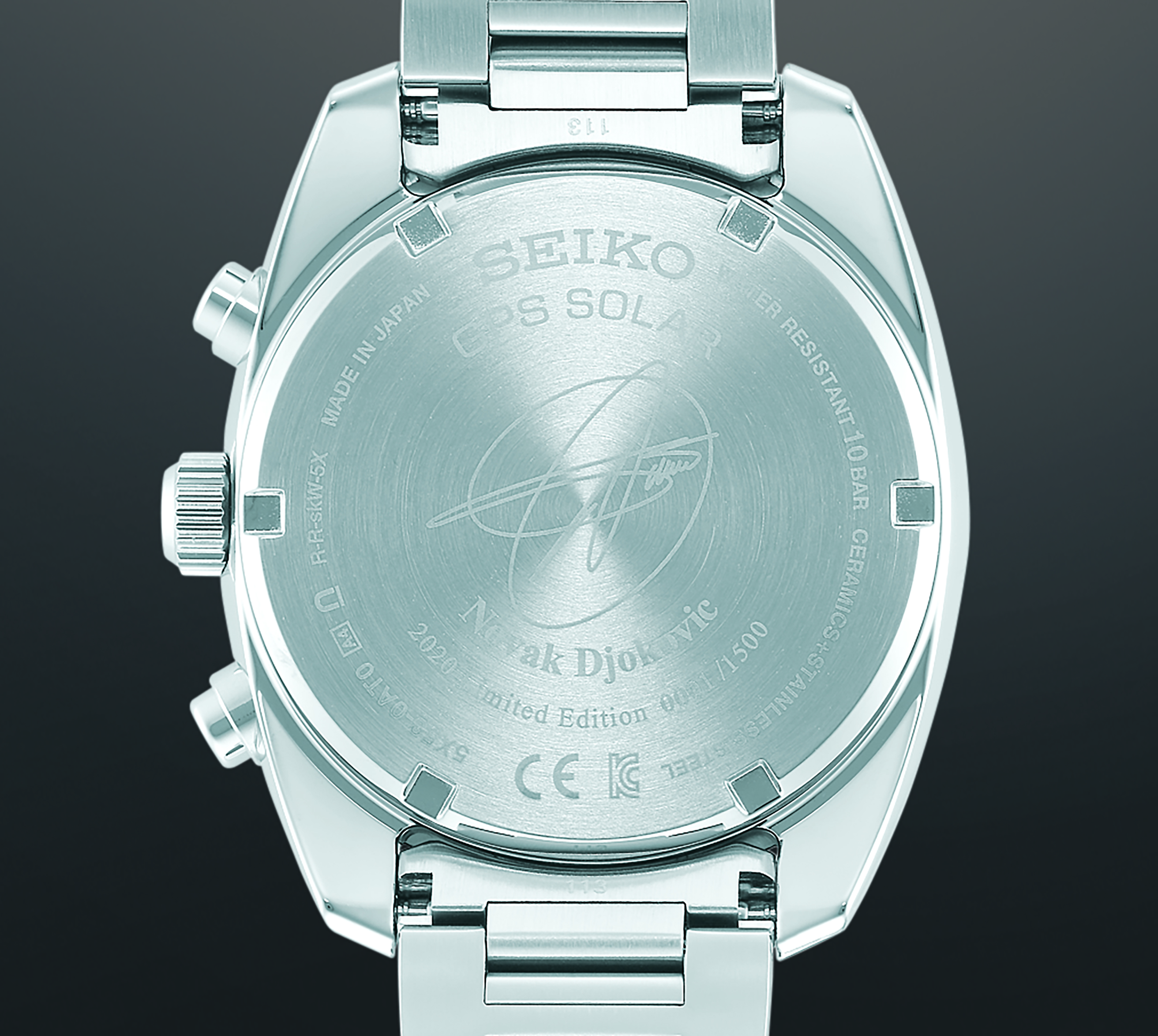 Het achterdeksel met Novak's handtekening en het individuele serienummer van het horloge.